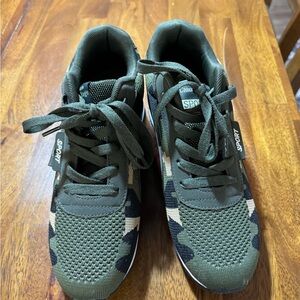 Camouflage women’s sneakers